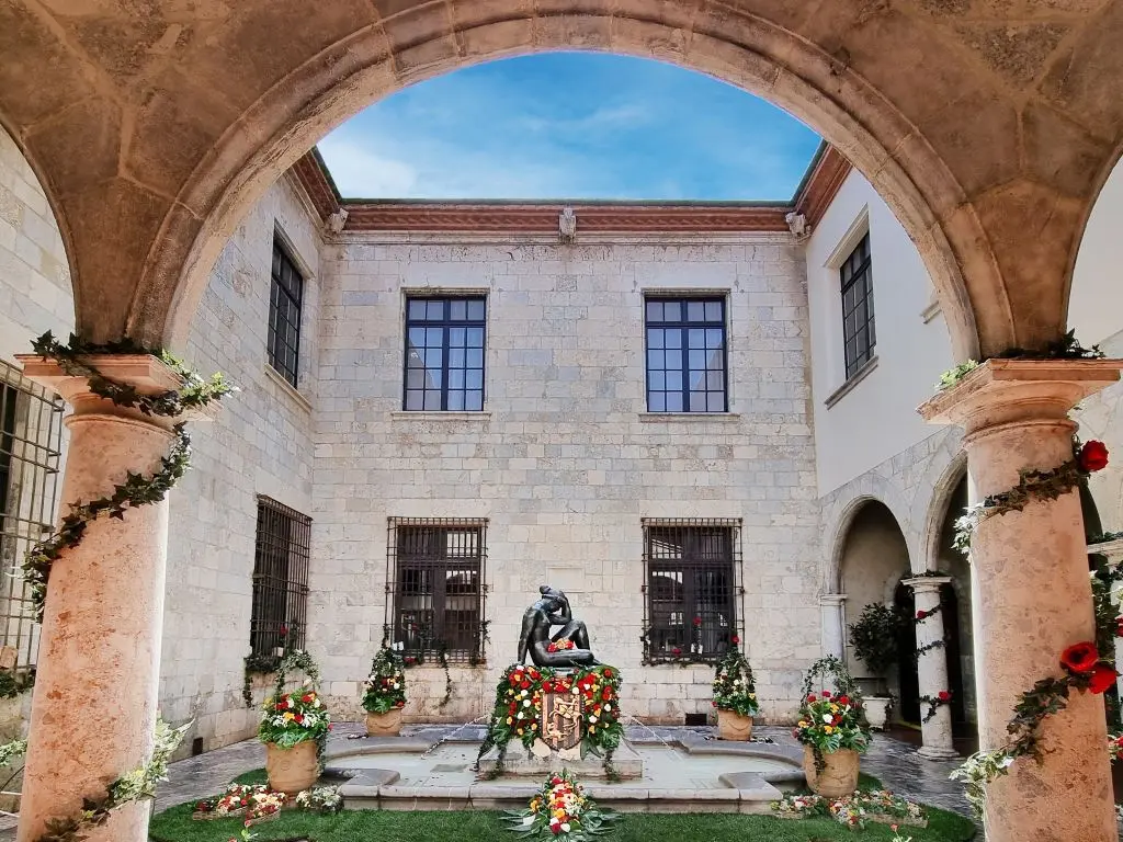 Sant Jordi à Perpignan : Une célébration culturelle et romantique le 25 avril